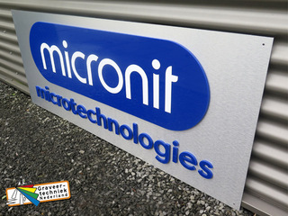 Plexiglas letters, kleur blauw, op plaat geplakt